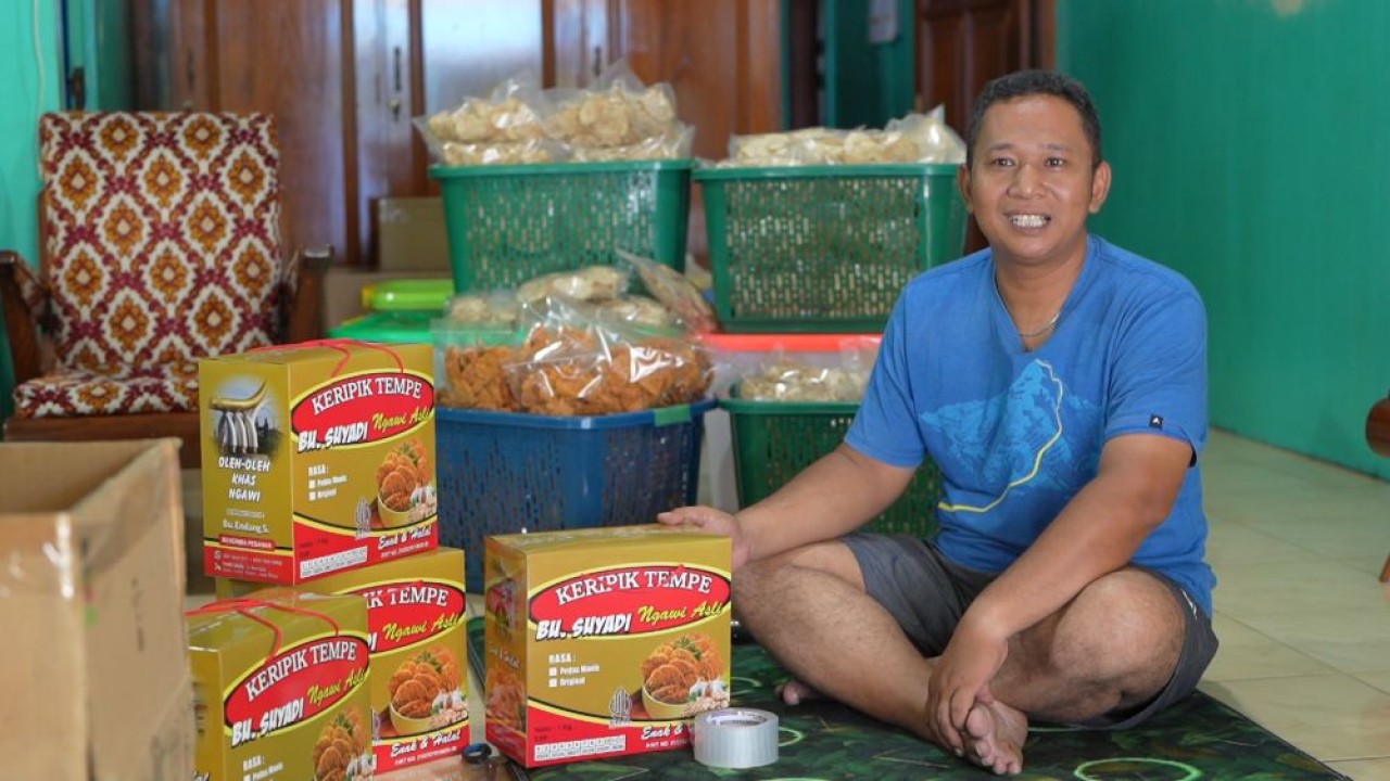 Pengusaha keripik tempe di Kabupaten Ngawi, Jawa Timur, Agus Heri Suryanto. (Foto: Dok/Istimewa)