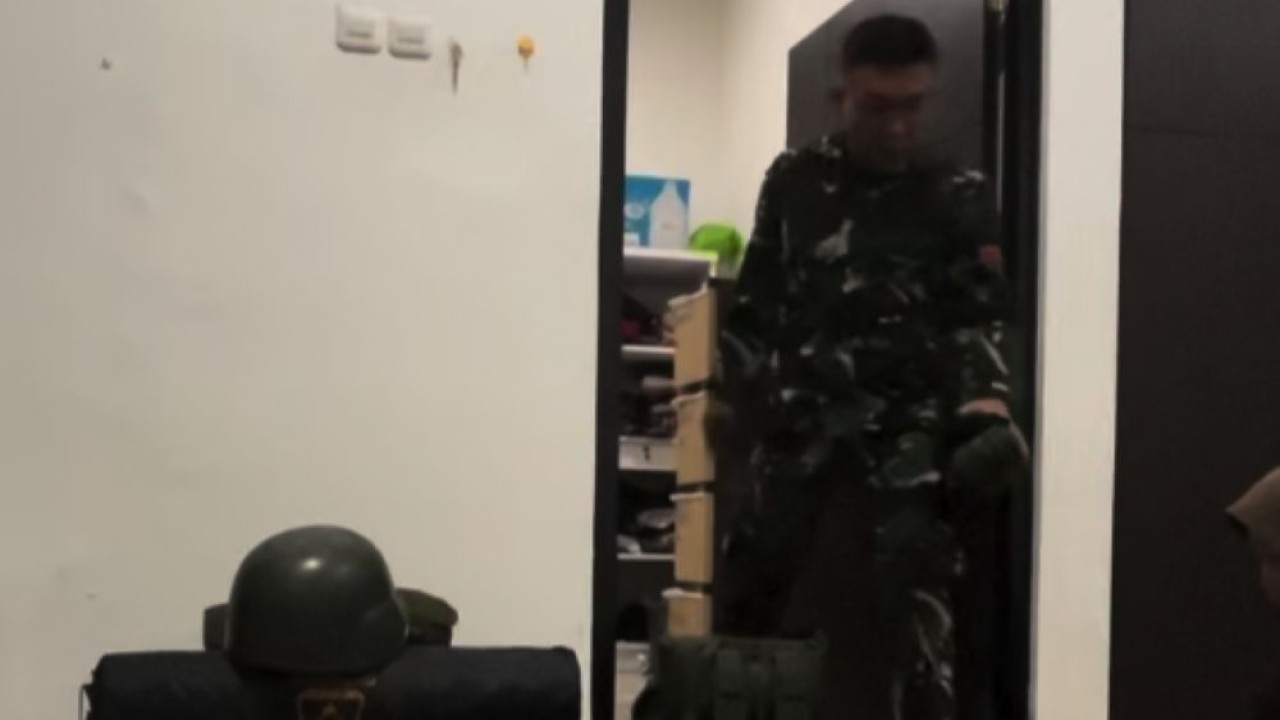 Istri membantu suami yang anggota TNI persiapan berangkat menjadi pasukan perdamaian ke Gaza, Palestina. (Foto: Istimewa)