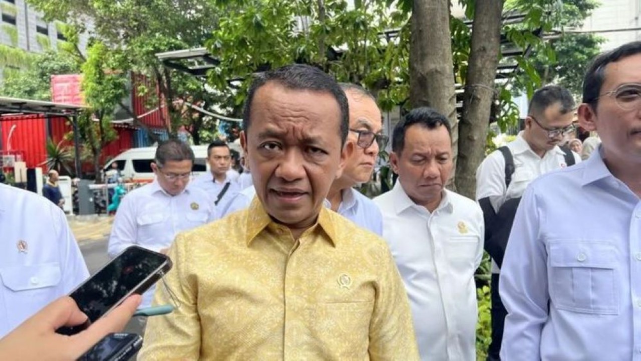 Menteri Energi dan Sumber Daya Mineral (ESDM) Bahlil Lahadalia memberi keterangan ketika dijumpai di Kantor Kementerian ESDM, Jakarta, Senin 9 Maret 2026. (ANTARA/Putu Indah Savitri) (Antara)