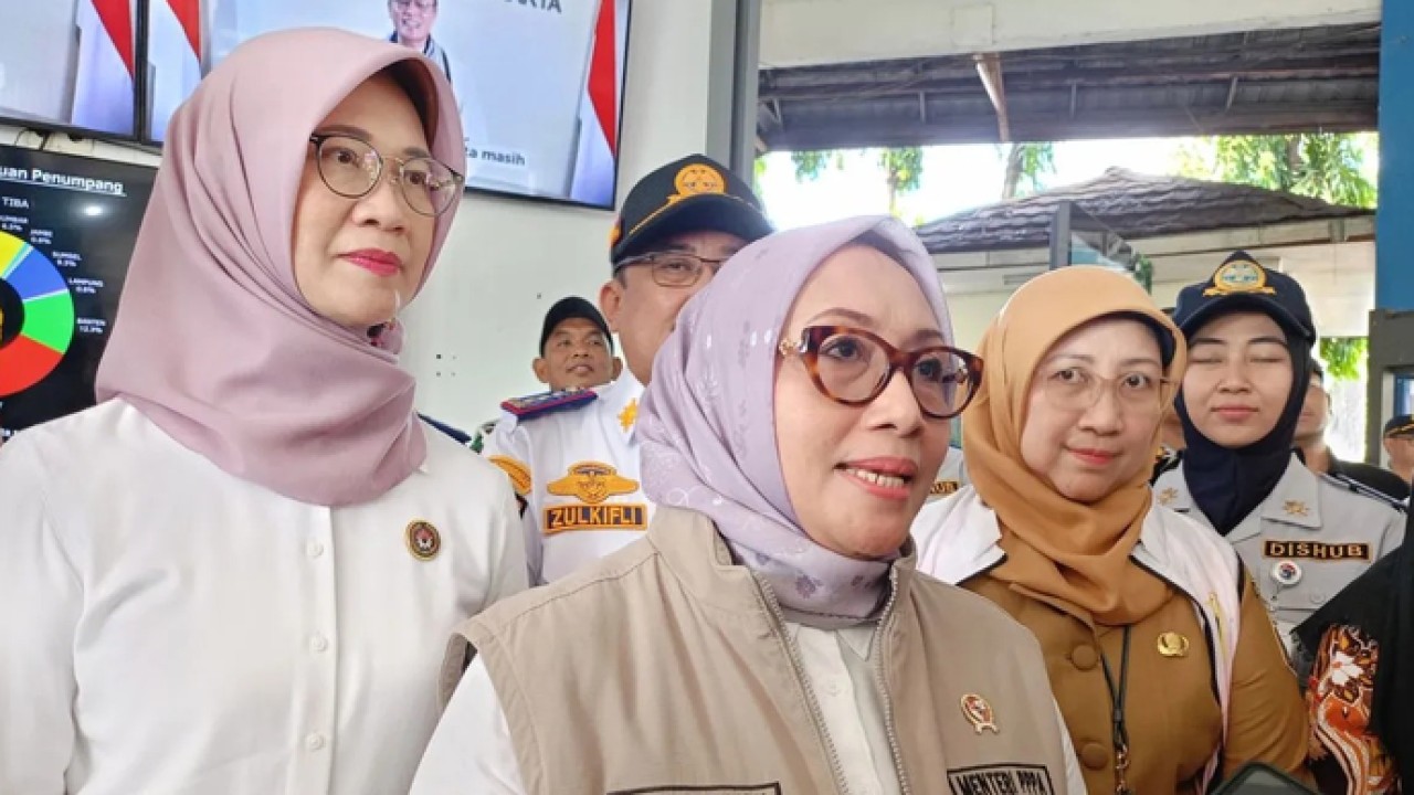 Menteri Pemberdayaan Perempuan dan Perlindungan Anak Republik Indonesia Arifah Fauzi usai meninjau kesiapan Terminal Kampung Rambutan, Jakarta Timur, Senin (16/3/2026). (ANTARA/Siti Nurhaliza) (Antara)