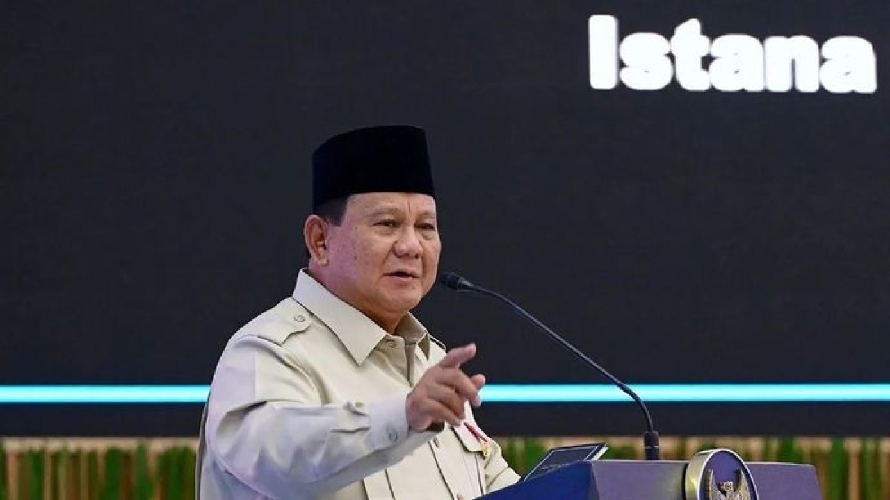 Presiden RI Prabowo Subianto memberi amanat saat menghadiri agenda Rapat Pimpinan (Rapim) TNI-Polri di kompleks Istana Kepresidenan, Jakarta, Senin, 9 Februari 2026. ANTARA/HO-Sekretariat Presiden/pri (Antara)