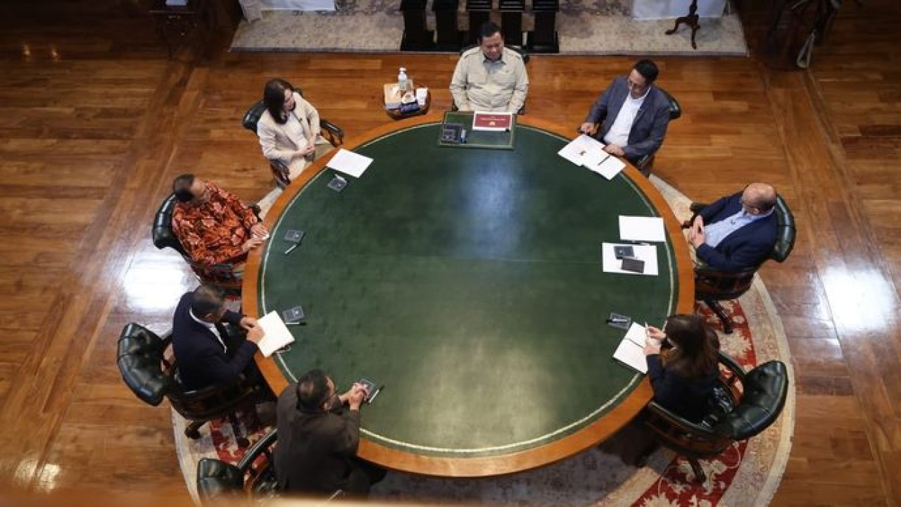 Presiden Prabowo Subianto saat berdialog dengan sejumlah tokoh.