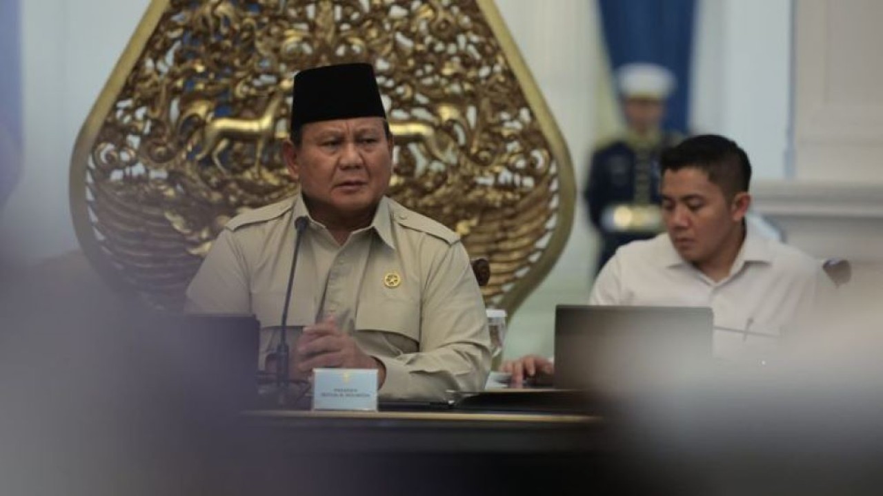 Presiden Prabowo dan Seskab Teddy (Bakom RI)