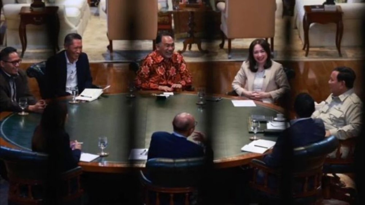 Presiden Prabowo Subianto (kanan) berdiskusi dengan beberapa jurnalis senior, ekonom, dan pengamat di kediaman pribadi Presiden RI, Hambalang, Kabupaten Bogor, Jawa Barat, Selasa, 17 Maret 2026. (Foto: Antara)