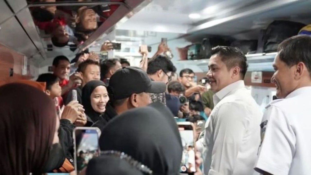 Sekretaris Kabinet (Seskab) Teddy Indra Wijaya (dua kanan) saat meninjau Stasiun Pasar Senen, Jakarta, Selasa, 17 Maret 2026. (Foto: ANTARA/Instagram/@sekretariat.kabinet)