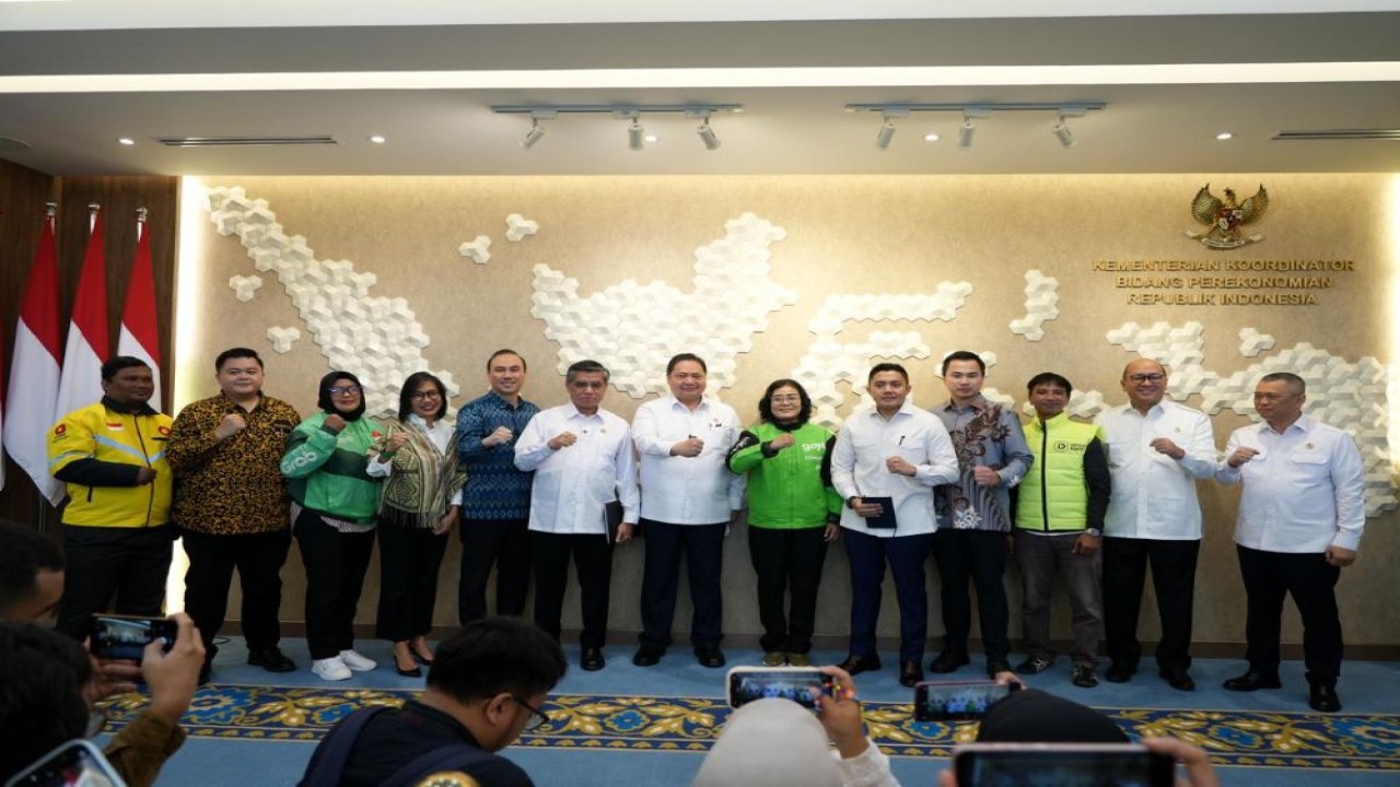 CEO Danantara Rosan Roeslani, Menteri Ketenagakerjaan Yassierli, Sekretaris Kabinet Teddy Indra Wijaya, Menteri Koordinator Bidang Perekonomian Airlangga Hartarto dan Menteri Perhubungan Dudy Purwagandhi dalam Konferensi Pers Terkait Kebijakan THR, BHR, dan Realisasi Stimulus Ramadan 2026 di Jakarta pada Selasa (3/3/2026).