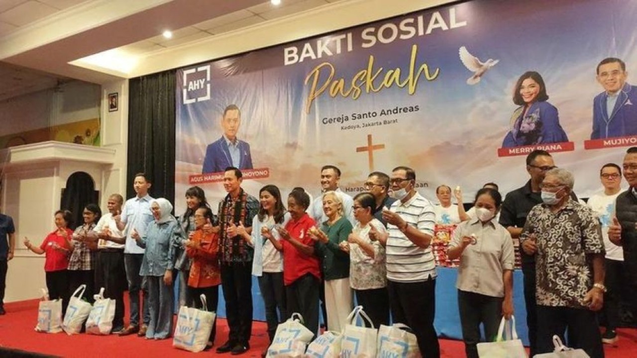 Menteri Koordinator Bidang Infrastruktur dan Pembangunan Kewilayahan (Menko IPK) Agus Harimurti Yudhoyono (AHY) menggelar bakti sosial (baksos) Paskah di Gereja Santo Andreas di Kedoya, Kebon Jeruk, Jakarta Barat, Minggu 12 April 2026. (Foto: ANTARA/Risky Syukur/aa)