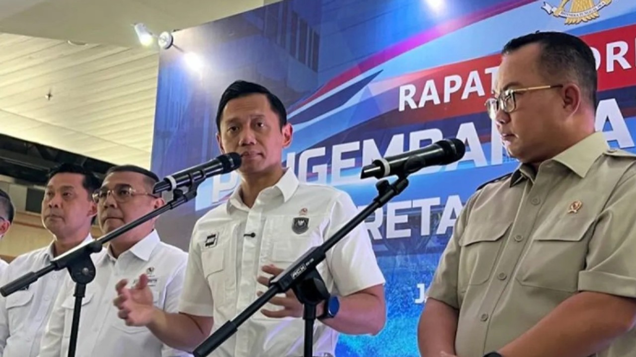 Menteri Koordinator Bidang Infrastruktur dan Pembangunan Kewilayahan Agus Harimurti Yudhoyono (AHY) didampingi pejabat lainnya memberi keterangan kepada awak media usai rapat koordinasi Pengembangan Jaringan Kereta Api Nasional di Stasiun Tanah Abang Baru, Jakarta, Rabu (22/4/2026). /ANTARA/Harianto. (Antara)