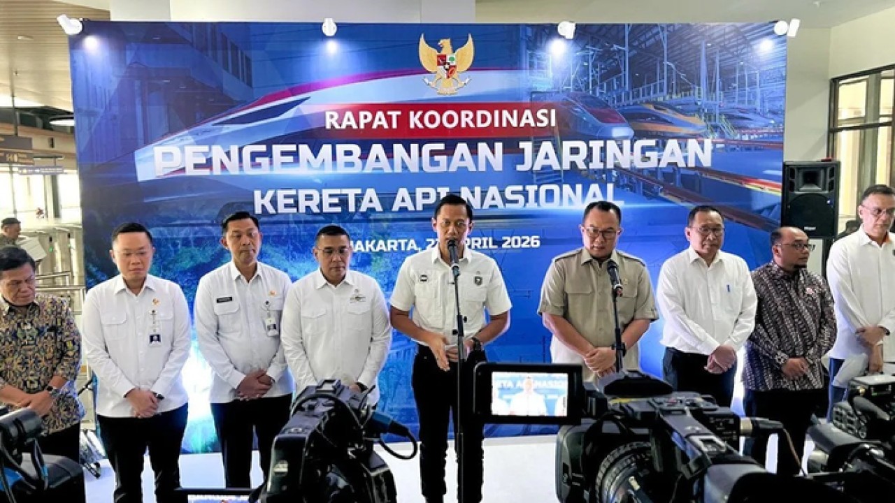 Menteri Koordinator Bidang Infrastruktur dan Pembangunan Kewilayahan Agus Harimurti Yudhoyono (AHY) didampingi pejabat lainnya memberi keterangan kepada awak media usai rapat koordinasi Pengembangan Jaringan Kereta Api Nasional di Stasiun Tanah Abang Baru, Jakarta, Rabu (22/4/2026). ANTARA/Harianto (Antara)