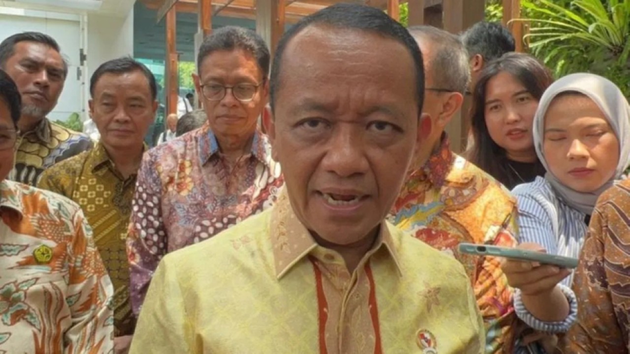 Menteri Energi dan Sumber Daya Mineral (ESDM) Bahlil Lahadalia memberi keterangan di Kantor Kementerian ESDM, Jakarta, Senin 6 April 2026. ANTARA/Putu Indah Savitri. (Antara)