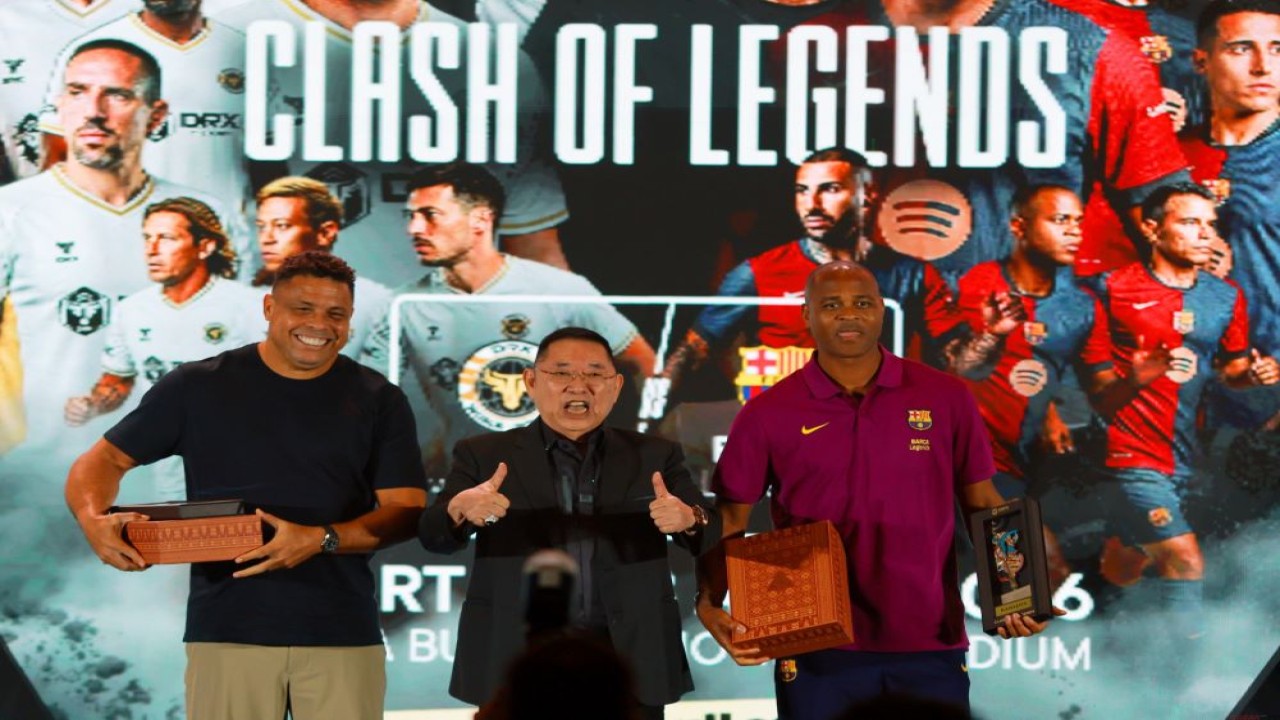 Pemilik klub Dewa United, Jerry Hermawan Lo (tengah) bersama legenda sepak bola dunia dari Barcelona, Ronaldo Nazario dan Patrick Kluivert/ist