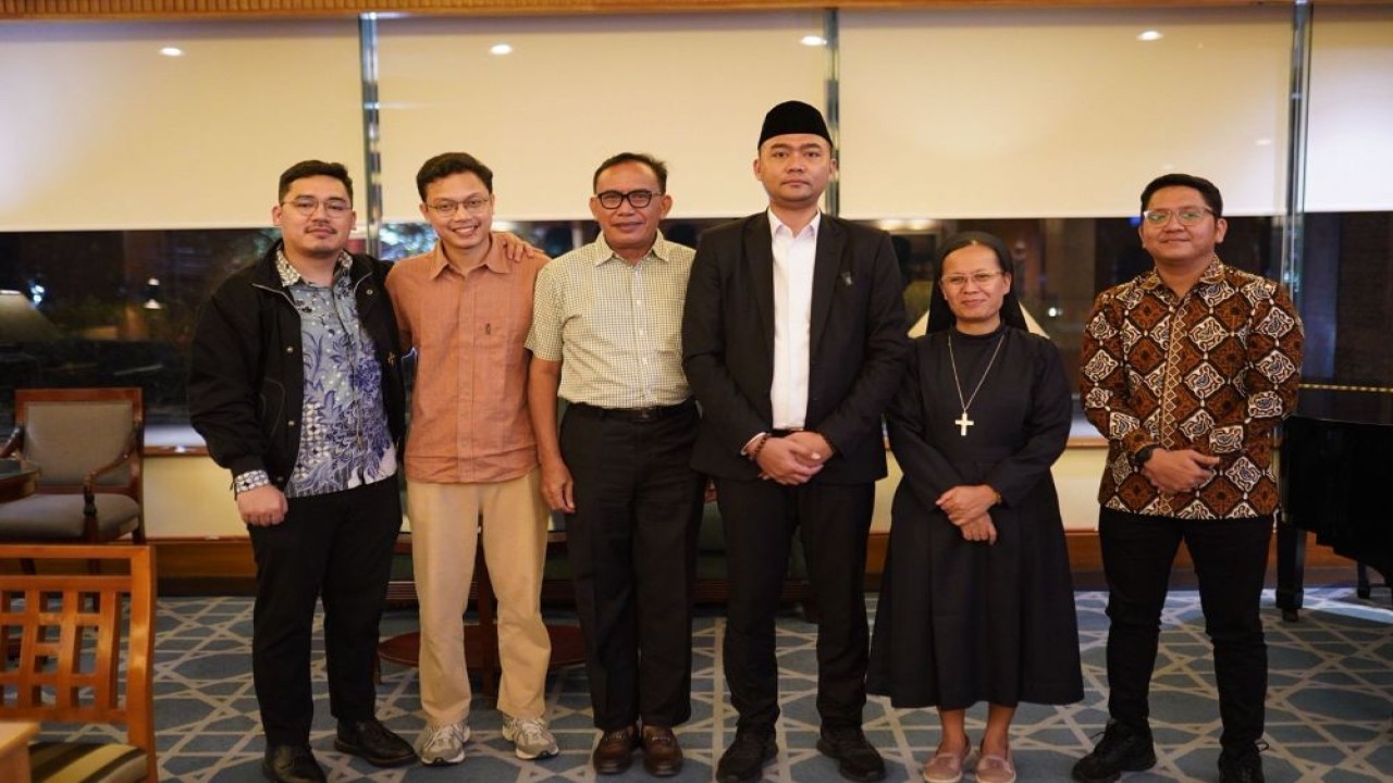 Staf Khusus Menteri Agama RI Bidang Kerukunan dan Pelayanan Agama, Gugun Gumilar, melakukan dialog hangat bersama umat jemaat Paroki Aek Nabara, Kecamatan Bilah Hulu, Kabupaten Labuhanbatu, Sumatera Utara. (Foto: Dok/Istimewa)