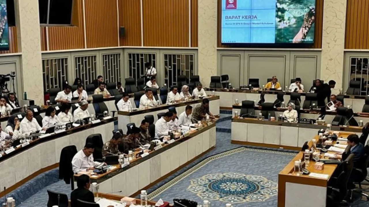 Suasana Rapat Kerja bersama Menteri Kehutanan, Menteri Kelautan dan Perikanan (KP), Menteri Pertanian, dan Komisi IV DPR RI di Kompleks Parlemen Senayan, Jakarta, Selasa (14/4/2026). (ANTARA/Arnidhya Nur Zhafira) (Antara)