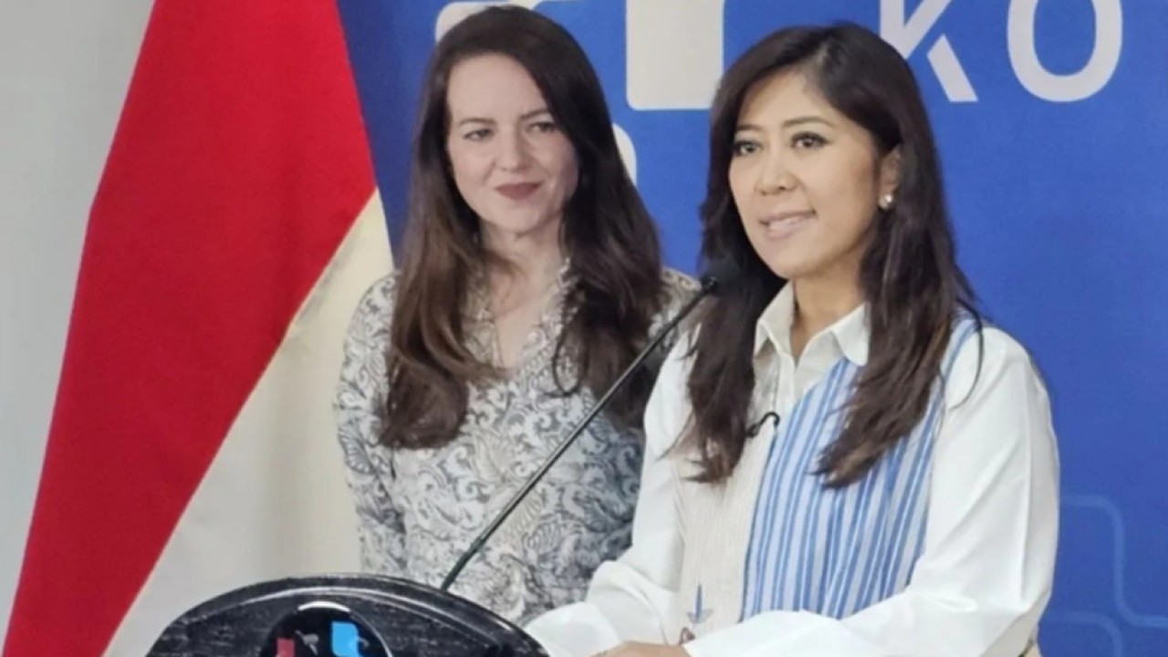 Menteri Komunikasi dan Digital Meutya Hafid bersama Vice President Global Public Policy Roblox Nicky Jackson Colaco dalam konferensi pers perkembangan kepatuhan PP Tunas di Kantor Kementerian Komunikasi dan Digital, Jakarta Pusat, Kamis (30/4/2026) (ANTARA/Livia Kristianti) (Antara)