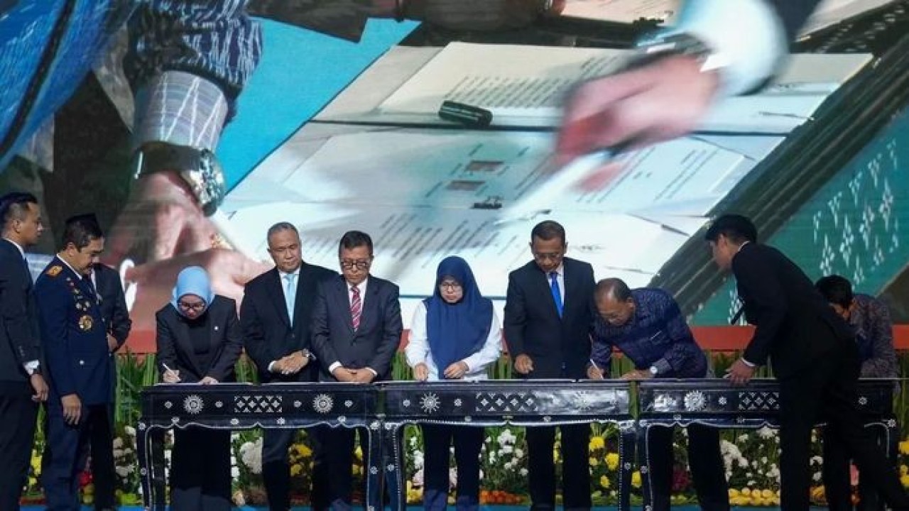 Wakil Menteri Koperasi Farida Farichah (ketiga kiri) dan Menteri Imigrasi dan Pemasyarakatan Agus Andrianto (kedua kiri) menghadiri pelaksanaan penandatanganan nota kesepahaman (MoU) terkait pemberdayaan, pembinaan dan penguatan ekonomi berbasis koperasi bagi warga binaan lapas di Tangerang, Senin 27 April 2026. (ANTARA/HO-Kemenkop) (Antara)