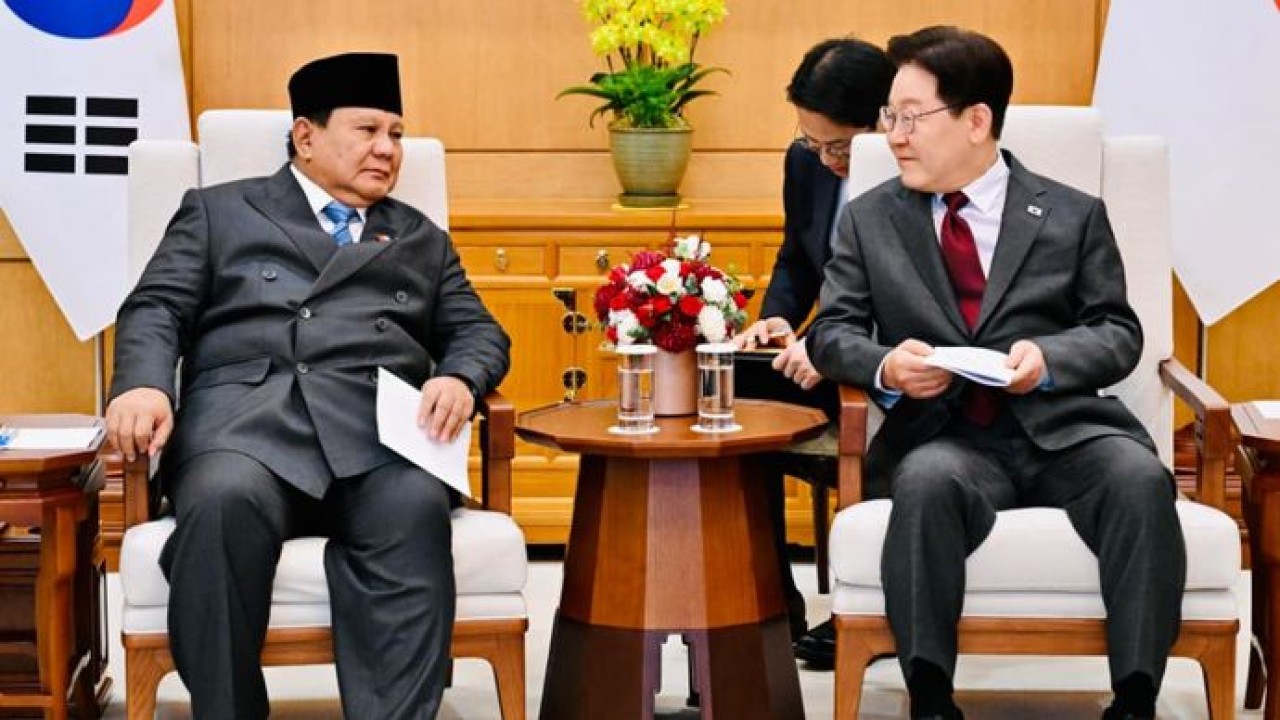 Presiden Republik Indonesia Prabowo Subianto disambut dengan Presiden Republik Korea Lee Jae Myung di Istana Kepresidenan Republik Korea (Setpres)