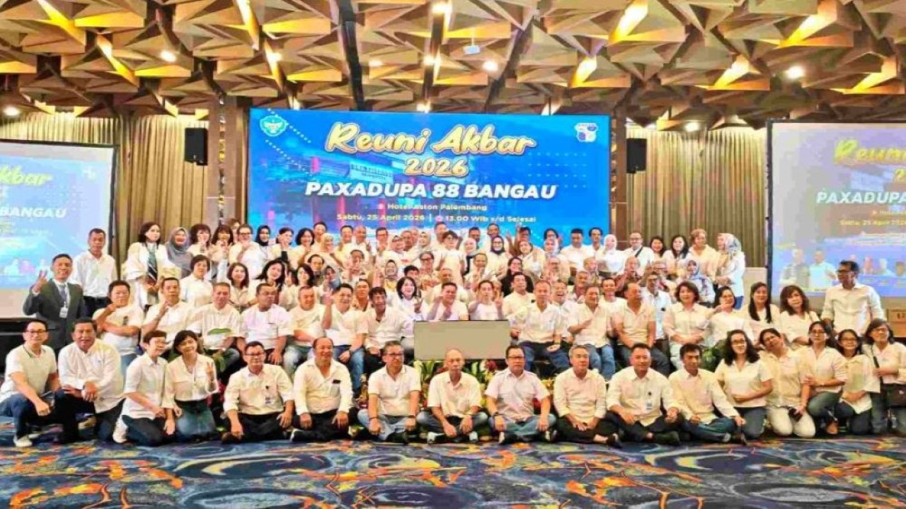 Letjen TNI Richard Taruli Horja Tampubolon foto bersama alumni SMA Xaverius 2 dan guru. (Foto: Dok/Istimewa/SumselTime)