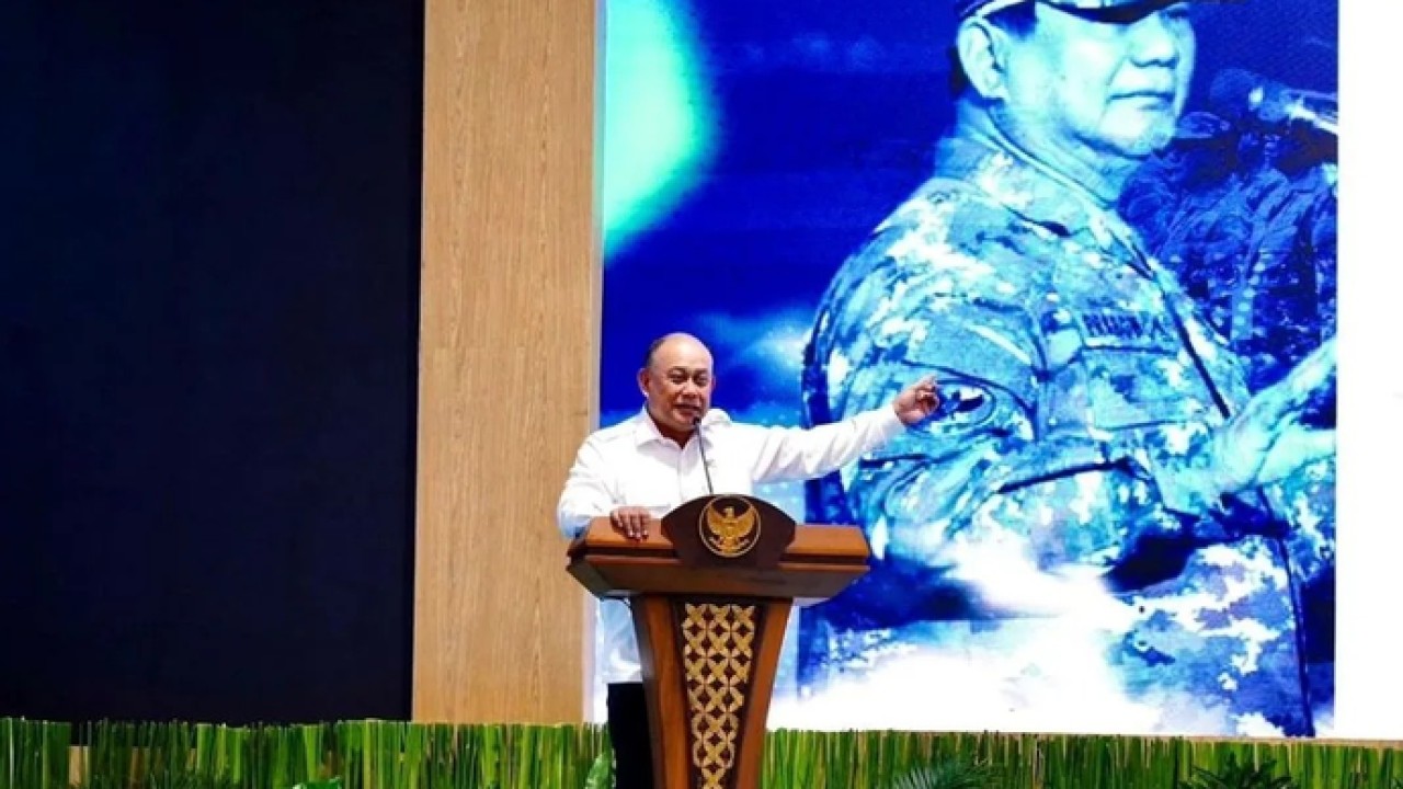 Kepala BGN Dadan Hindayana saat memaparkan mengenai perkembangan dan dampak Program MBG dalam kegiatan retret ketua DPRD seluruh Indonesia di Magelang, Sabtu (18/4/2026). ANTARA/HO-BGN. (Antara)