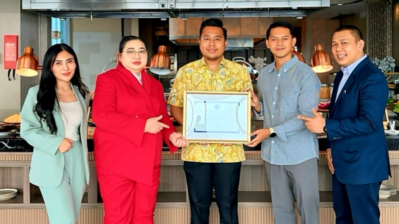 Penyerahan GUAVA Carbon Emissions Reduction Certificate kepada manajemen Novotel Jakarta Pulomas.