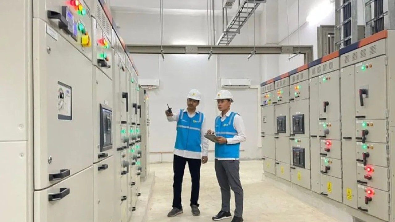 Ilustrasi - Petugas PT PLN memeriksa jaringan listrik melalui ruang kontrol di Jakarta. ANTARA/HO-PLN UID Jakarta Raya (Antara)