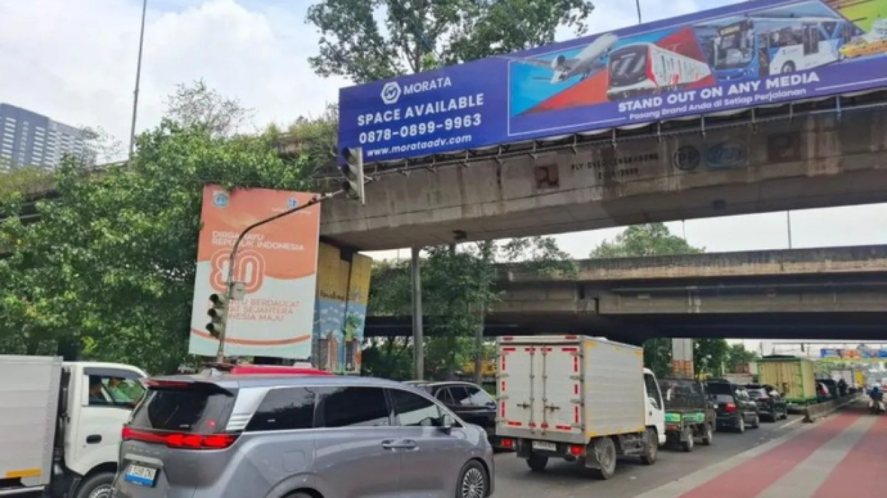 Lampu lalu lintas (traffic light/TL) di Jalan Daan Mogot, Cengkareng, Jakarta Barat mati imbas listrik anjlok pada Kamis (23/4/2026) siang. ANTARA/HO-Dokumentasi Pribadi (Antara)