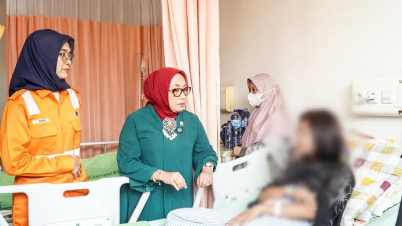 Menteri Pemberdayaan Perempuan dan Perlindungan Anak Arifah Fauzi menjenguk korban luka kecelakaan kereta api yang sedang dirawat di RSUD Dr. Chasbullah Abdulmadjid, Kota Bekasi, Jawa Barat, Selasa (28/4/2026). ANTARA/HO-KemenPPPA (Antara)