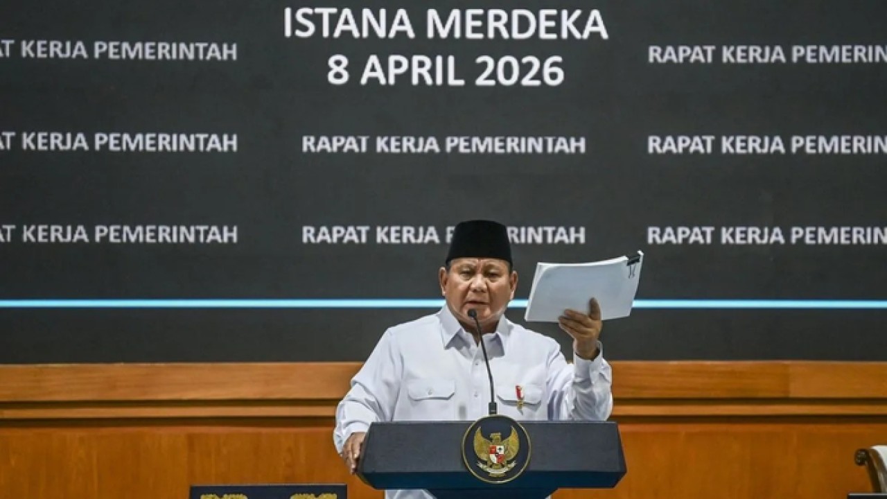 Presiden Prabowo Subianto memberi taklimat saat Rapat Kerja Pemerintah dengan Kabinet Merah Putih berserta seluruh Eselon I K/L dan Dirut BUMN di Kompleks Istana Kepresidenan, Jakarta, Rabu (8/4/2026). ANTARA FOTO/Galih Pradipta/kye (Antara)