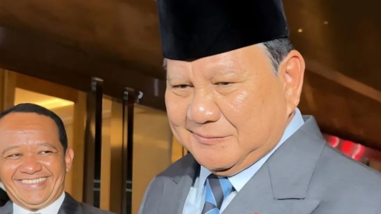 Presiden Prabowo Subianto didampingi Menteri Energi dan Sumber Daya Mineral (ESDM) Bahlil Lahadalia saat menjawab pertanyaan awak media usai menghadiri pesta resepsi pernikahan pasangan El Rumi dan Syifa Hadju di Raffles Hotel, Jakarta, Minggu (26/4/ (Antara)