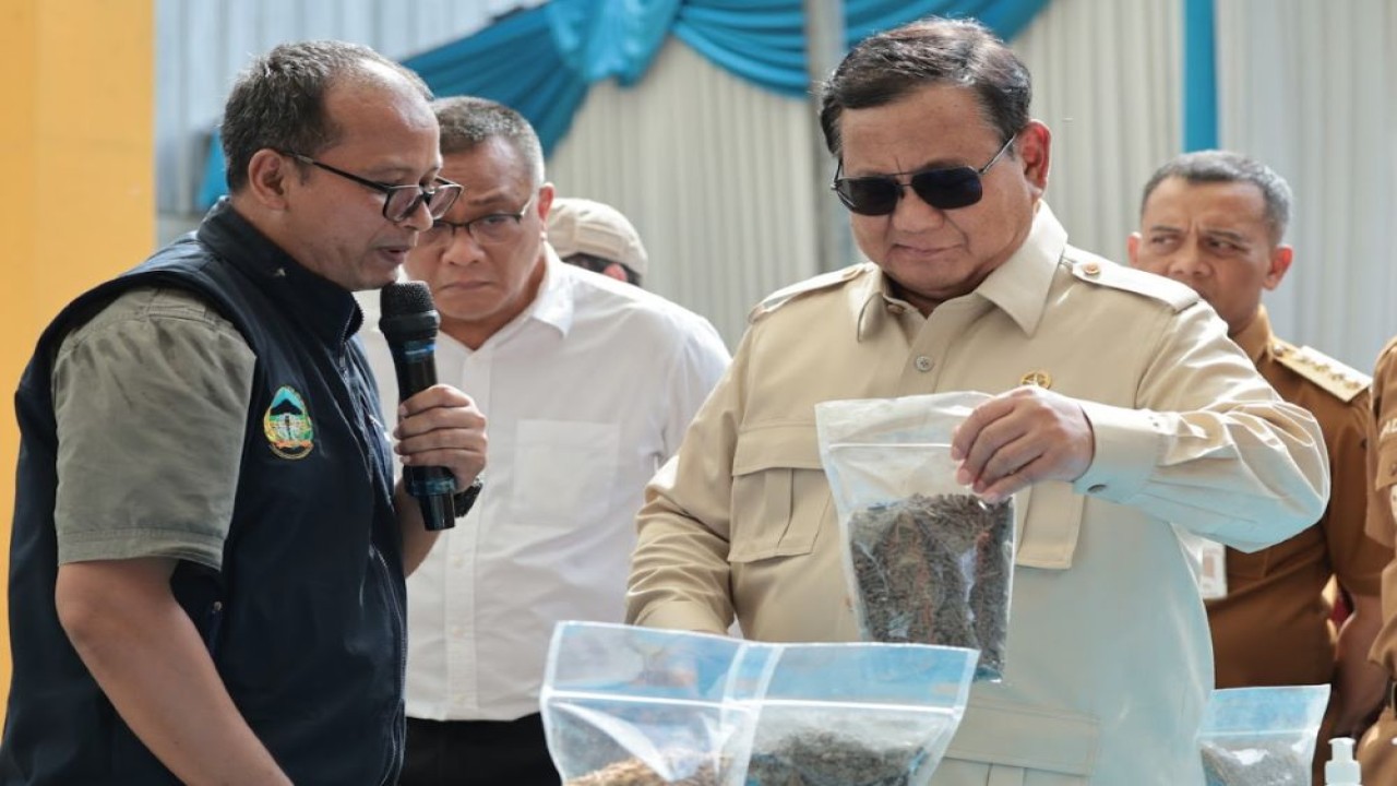 Presiden Prabowo Subianto meninjau langsung fasilitas TPST (Tempat Pemrosesan Sampah Terpadu) BLE (Berbasis Lingkungan dan Edukasi) Banyumas Pusat Pengolahan Sampah, Selasa (28/4/2026). (Foto: Dok/Istimewa/Bakom RI)