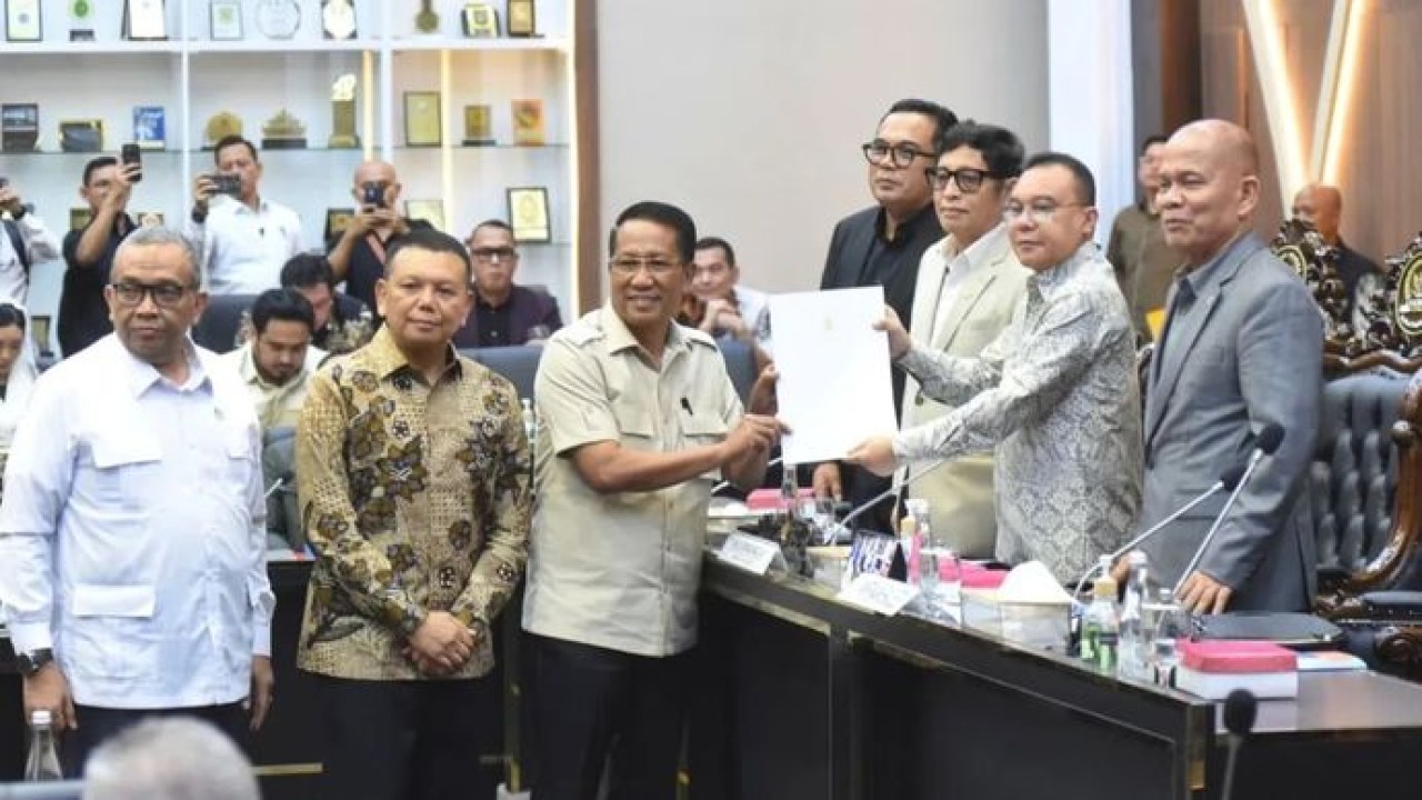 Wakil Ketua DPR RI Sufmi Dasco Ahmad bersama jajaran pimpinan Badan Legislasi DPR RI menerima naskah pandangan pemerintah mengenai RUU PPRT dari Menteri Hukum Supratman Andi Agtas di kompleks parlemen, Jakarta, Senin, 20 April 2026. (Antara)