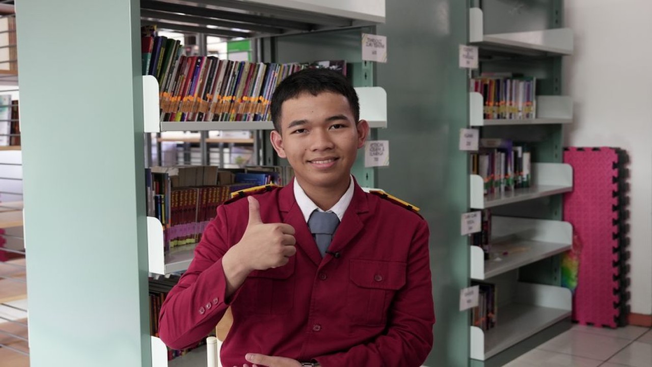 Akbar  Varel Areva duduk di kelas 1 Sekolah Rakyat Menengah Atas (SRMA) Bekasi, Jawa Barat. (Foto: Dok/Istimewa/Bakom RI)