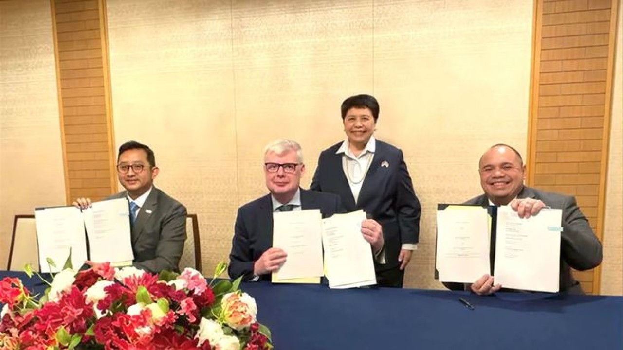 (kiri-kanan) Chief Executive Officer (CEO) Mandiri Investment Management Baskoro Adi, Chief Commercial Officer SMBC Aviation Capital Barry Flannery, dan Chief Investment Officer (CIO) Danantara Pandu Sjahrir dalam perjanjian kerja sama pengembangan Mandiri Aviation Leasing Fund di Tokyo, Jepang, Rabu 01 Maret 2026. (DIM) (Antara)