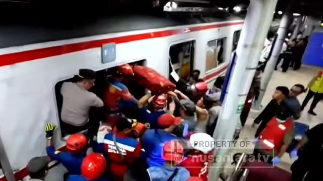 Evakuasi penumpang KRL usai tabrakan di Bekasi Timur, Senin (27/4/2026) malam.