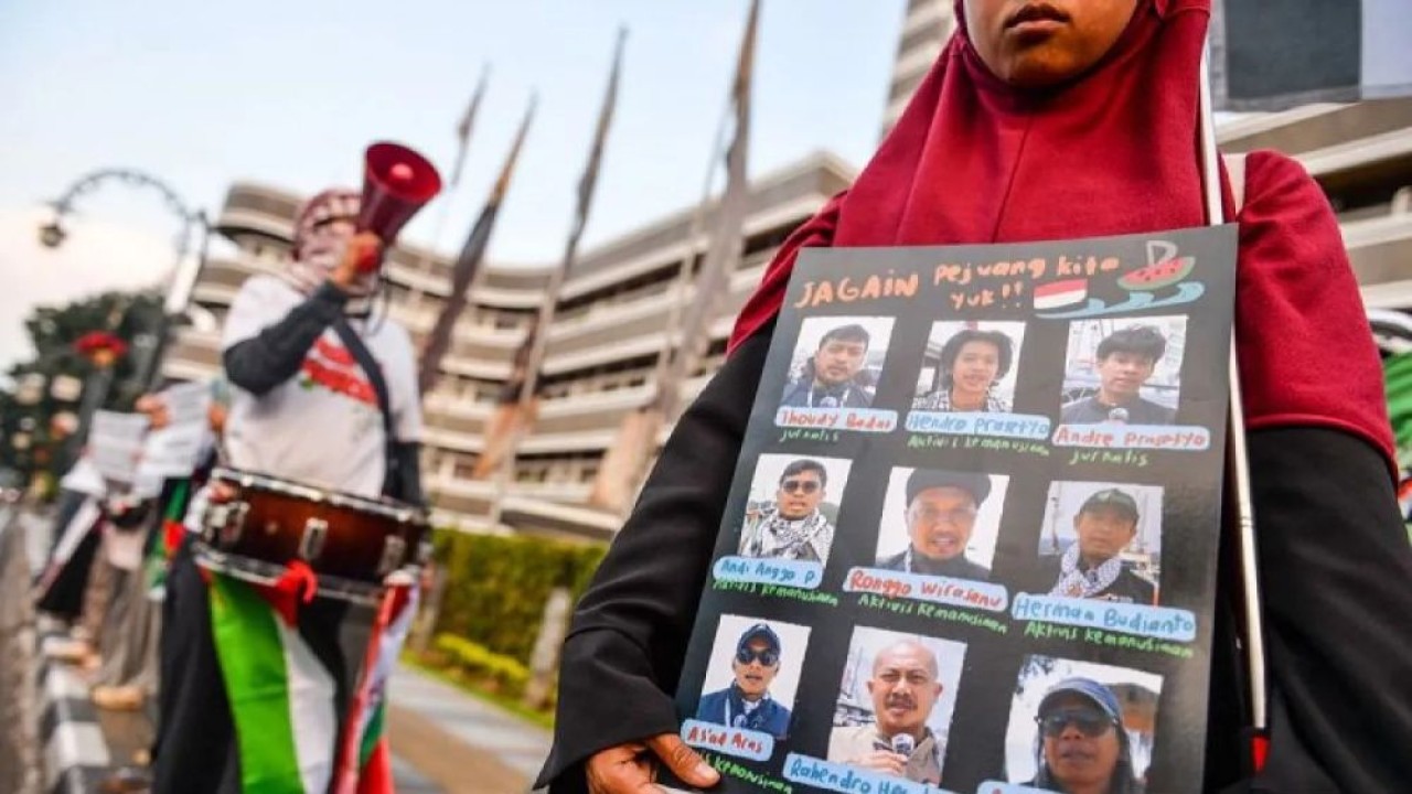 Massa dari Solidaritas Seni Untuk Palestina mengikuti aksi solidaritas bagi WNI dan Jurnalis yang diculik Israel di Jalan Asia Afrika, Bandung, Jawa Barat, Selasa (19/5/2026). (Foto: ANTARA FOTO/Raisan Al Farisi/agr)