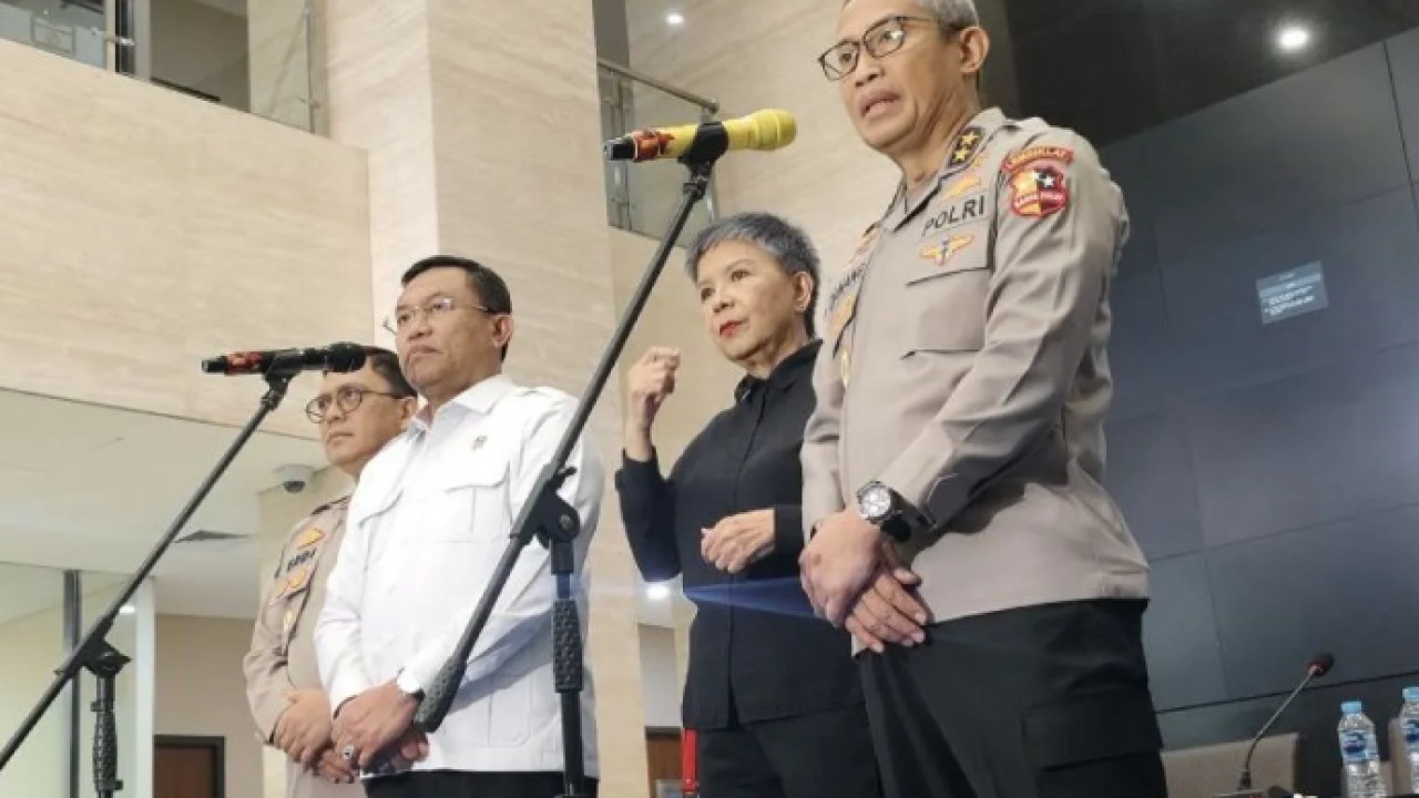Wakil Kepala Badan Gizi Nasional (BGN) Irjen Pol. (Purn) Sony Sanjaya (kiri) bersama Kepala Satgas MBG Polri Irjen Pol. Nurworo Danang (kanan) memberikan keterangan pers di Gedung Bareskrim Polri, Jakarta, Senin (25/5/2026). ANTARA/Nadia Putri Rahmani (Antara)