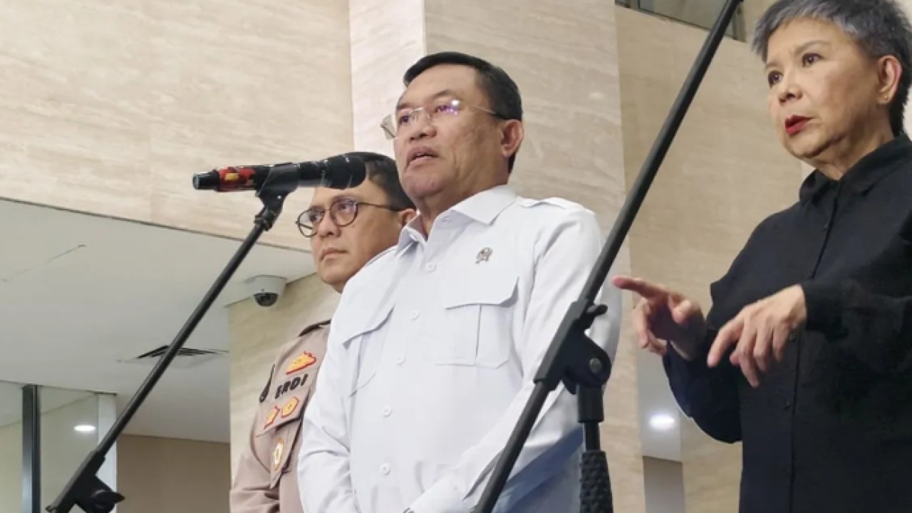Wakil Kepala Badan Gizi Nasional (BGN) Irjen Pol. (Purn) Sony Sonjaya (tengah) memberikan keterangan pers di Gedung Bareskrim Polri, Jakarta, Senin (25/5/2026). ANTARA/Nadia Putri Rahmani (Antara)