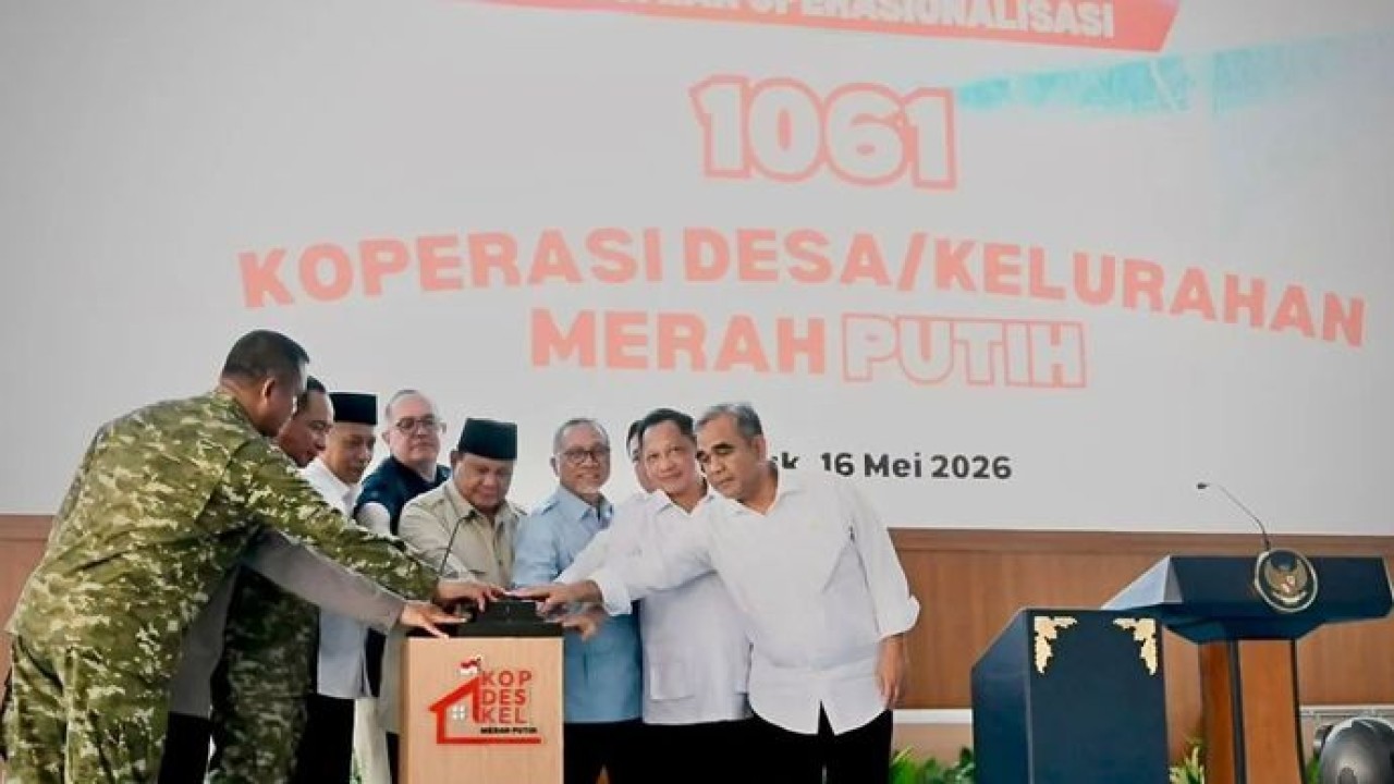 Presiden Prabowo Subianto dan Menteri Koperasi Ferry Juliantono saat peresmian operasional secara simbolis 1.061 KDKMP di Desa Nglawak, Kecamatan Kertosono, Kabupaten Nganjuk, Jawa Timur, Sabtu 16 Mei 2026. ANTARA/HO-Kementerian Koperasi (Antara)
