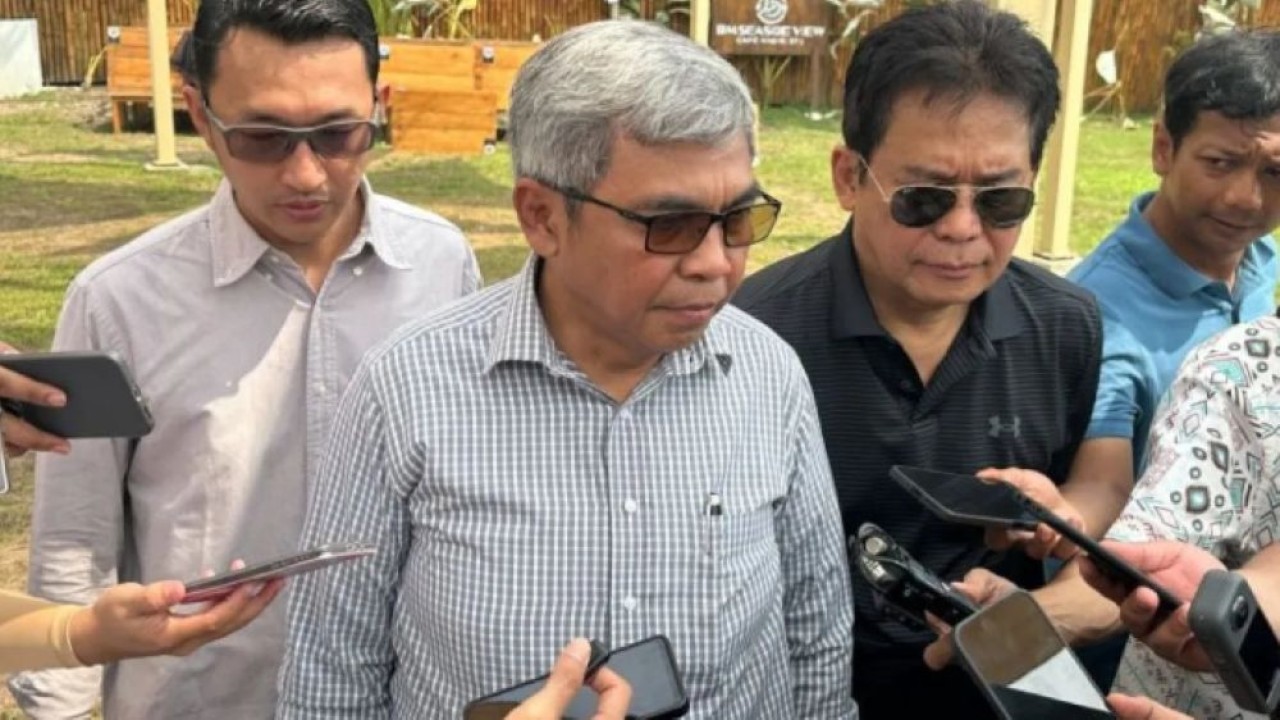 Ketua Komisi Pemberantasan Korupsi Setyo Budiyanto (kedua kiri) bersama Wakil Ketua KPK Johanis Tanak (kedua kanan) dan Juru Bicara KPK Budi Prasetyo (kiri) memberikan keterangan di Kabupaten Serang, Banten, Kamis (21/5/2026). (Foto: ANTARA/Rio Feisal)