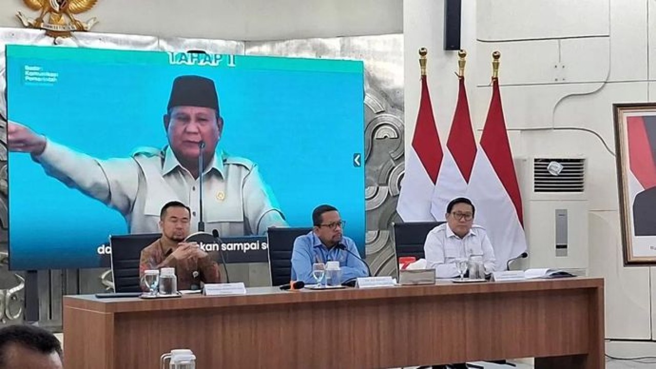 Kepala Badan Komunikasi Pemerintah (Bakom) RI Muhammad Qodari (tengah) dalam konferensi pers terkait capaian Program Hasil Terbaik Cepat (PHTC) di Jakarta pada Rabu (13/5/2026). ANTARA/Lintang Budiyanti Prameswari (Antara)