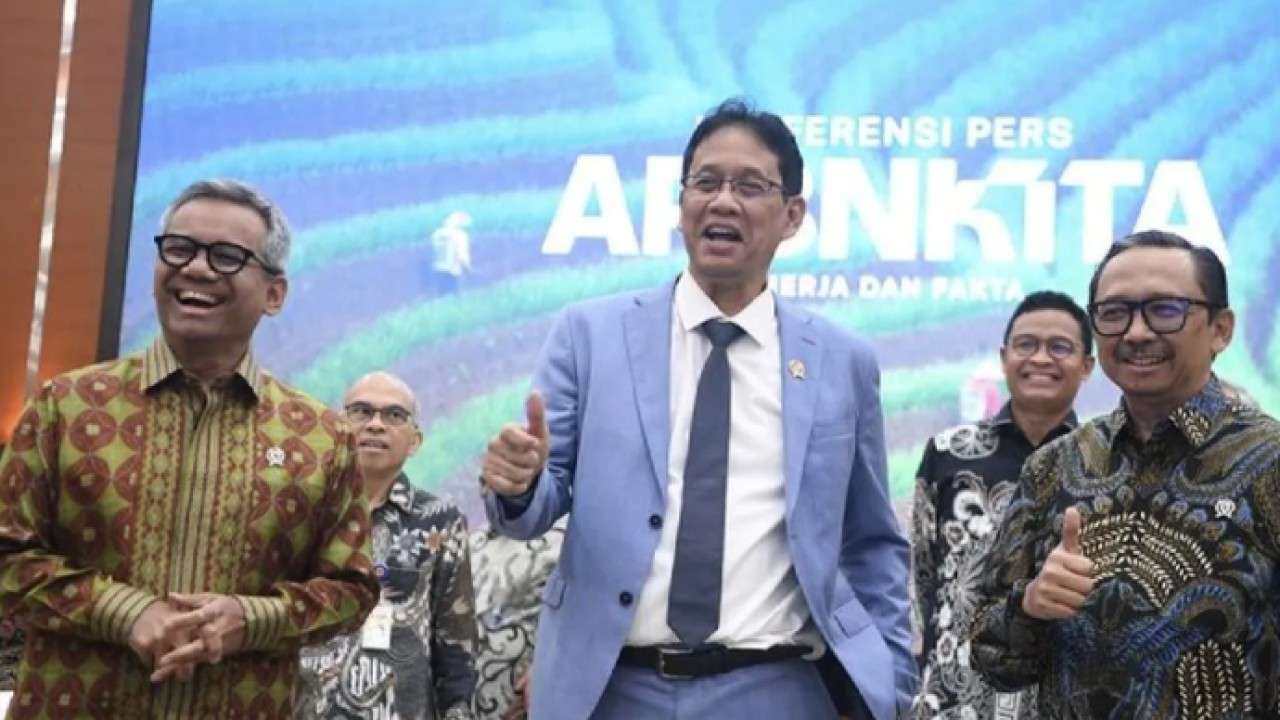Menteri Keuangan Purbaya Yudhi Sadewa (tengah) didampingi Wakil Menteri Keuangan Juda Agung (kanan) dan Suahasil Nazara (kiri) mengacungkan jempol saat konferensi pers APBN KiTa edisi Mei 2026 di Jakarta, Selasa (19/5/2026. ANTARA FOTO/M Risyal Hiday (Antara)