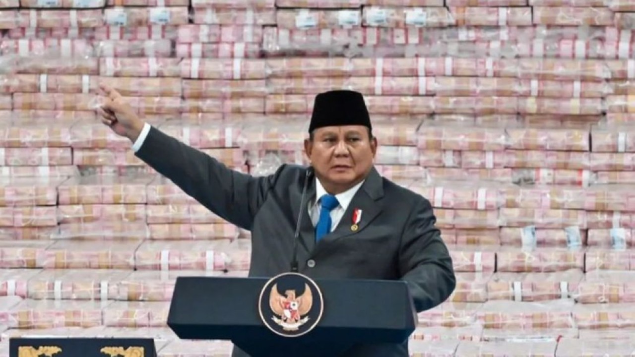 Presiden Prabowo Subianto menyampaikan pidato pada kegiatan Penyerahan Denda Administratif dan Penyelamatan Keuangan Negara serta Penguasaan Kembali Kawasan Hutan Tahap VI di Gedung Bundar Kejaksaan Agung di Jakarta, Jumat (10/4/2026). (Foto: ANTARA FOTO/Fa)