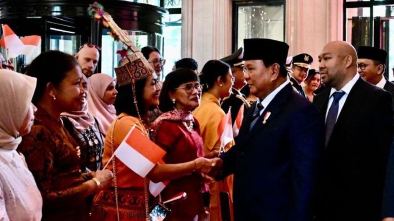 Ratusan warga negara Indonesia (WNI) menyambut kedatangan Presiden Prabowo Subianto di Paris dengan penuh antusias. (Foto: Sekretariat Presiden)