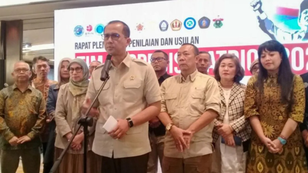 Menteri Transmigrasi (Mentrans) M Iftitah Sulaiman Suryanagara memberikan keterangan kepada wartawan usai menghadiri Rapat Pleno Hasil Penilaian dan Usulan Tim Ekspedisi Patriot (TEP) 2026 di Jakarta, Selasa (26/5/2026). ANTARA/Uyu Septiyati Liman (Antara)
