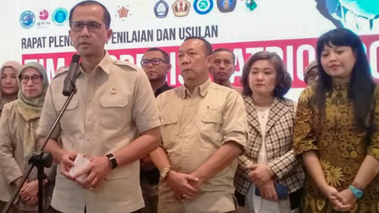Menteri Transmigrasi (Mentrans) M Iftitah Sulaiman Suryanagara memberikan keterangan kepada wartawan usai menghadiri Rapat Pleno Hasil Penilaian dan Usulan Tim Ekspedisi Patriot (TEP) 2026 di Jakarta, Selasa (26/5/2026). ANTARA/Uyu Septiyati Liman (Antara)