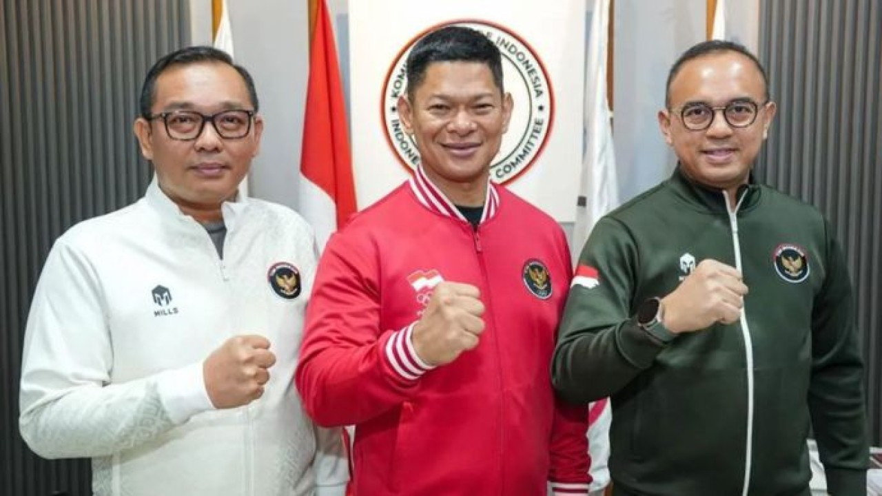 Foto Umum KOI Raja Sapta Oktohari (tengah) CdM Kontingen Indonesia untuk Asian Games 2026 Todotua Pasaribu (pertama kiri) dalam publikasi KOI yang diterima di Jakarta, Senin (15/6/2026). ANTARA/HO-NOC Indonesia/Naif Muhammad Al As