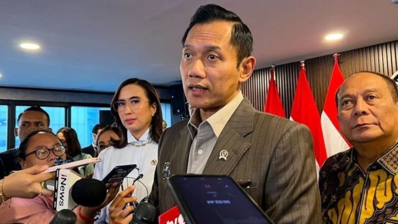 Menteri Koordinator Bidang Infrastruktur dan Pembangunan Kewilayahan Agus Harimurti Yudhoyono (tengah), Menteri Pariwisata Widiyanti Putri Wardhana (kiri), Wakil Menteri Perhubungan Suntana (kanan) memberi keterangan kepada awak media usai Rapat Koordinasi Tingkat Menteri terkait Penguatan Tata Kelola Ekosistem Kebandarudaraan di Jakarta, Kamis, 25 Juni 2026 (Antara)