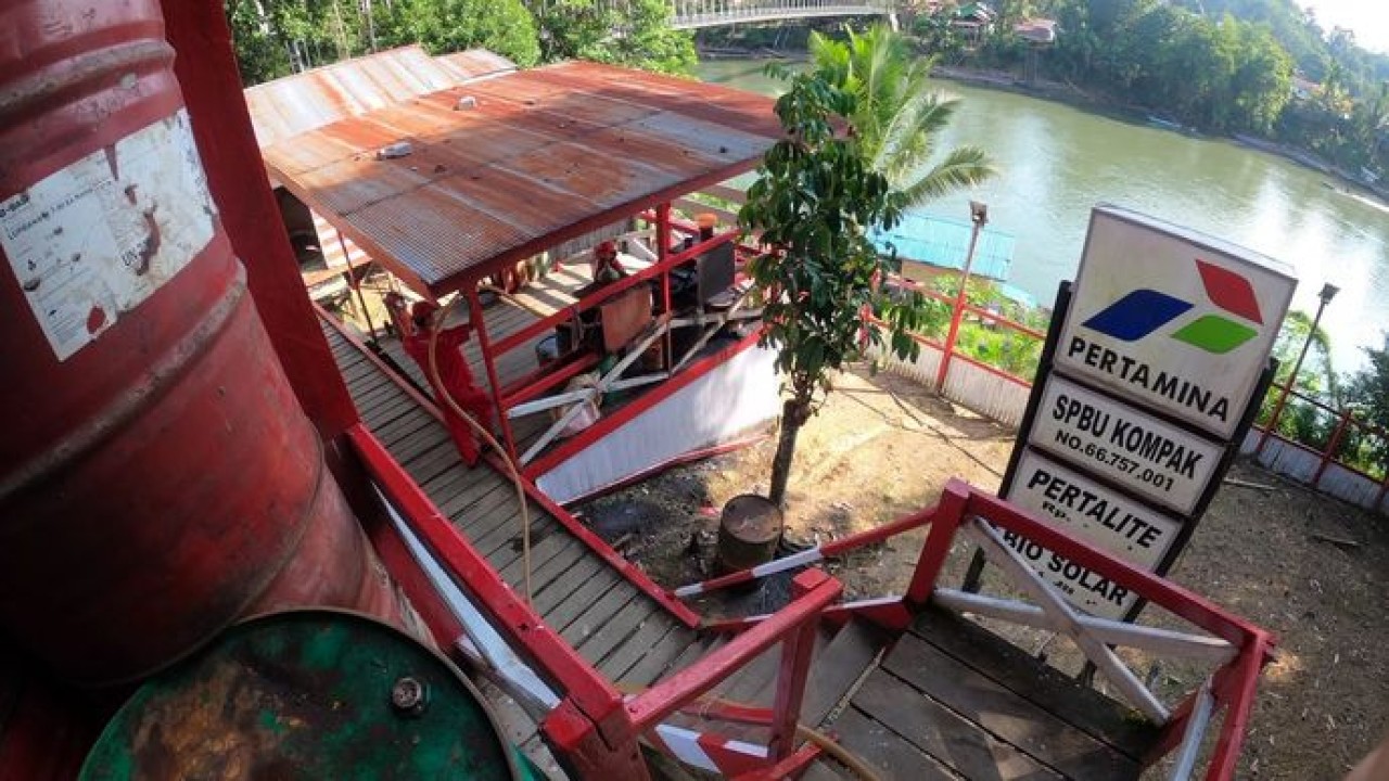 Suasana SPBU Kompak Pertamina di kawasan pelosok yang menjadi bagian dari jaringan distribusi energi nasional untuk menjamin ketersediaan BBM bagi masyarakat
