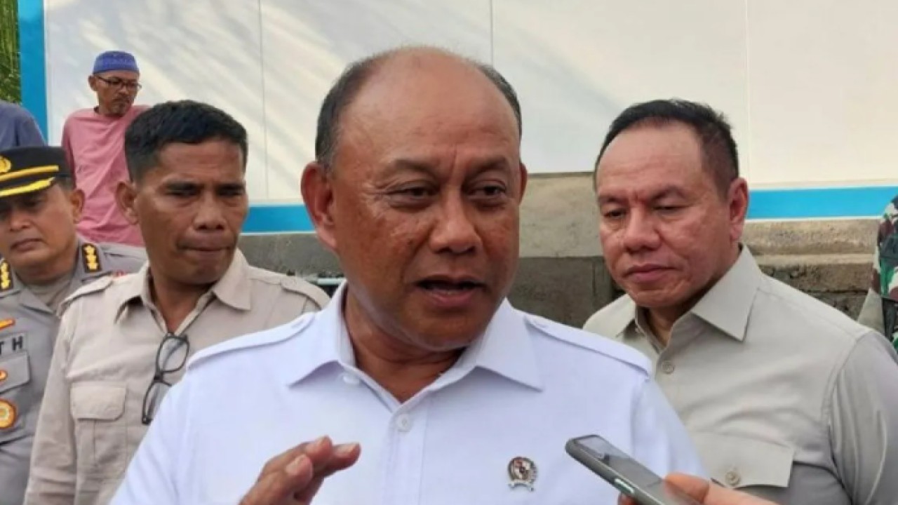 Kepala Badan Gizi Nasional (BGN) Dadan Hindayana usai meluncurkan Satuan Pelayanan Pemenuhan Gizi (SPPG) modular yang di bangun PT Krakatau Stell di Desa Genggelang, Kecamatan Gangga Kabupaten Lombok Utara, Nusa Tenggara Barat (NTB) Selasa (12/5/2026 (Antara)