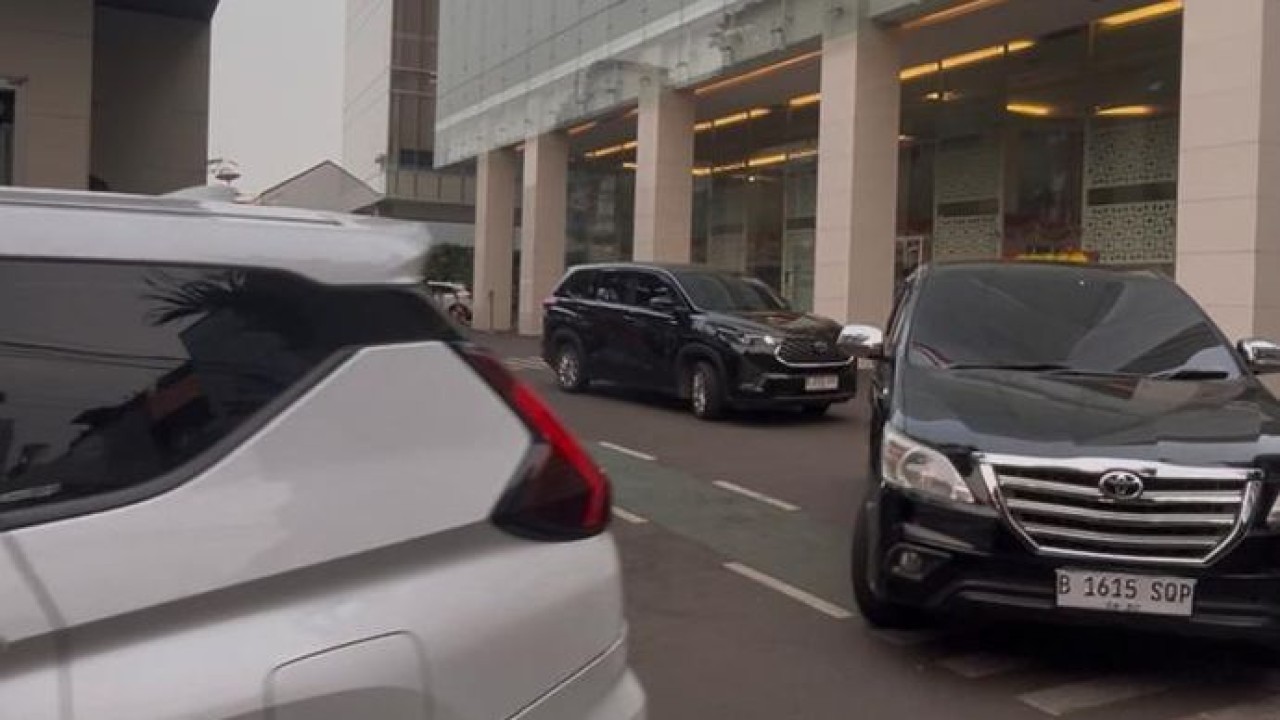 Penyidik Jampidsus tinggalkan kantor BGN (Ntvnews.id/Adiansyah)