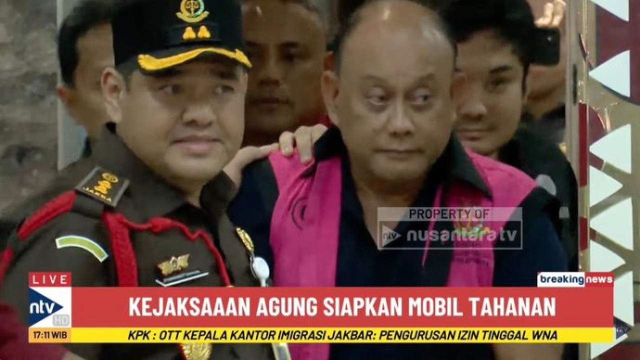 Mantan Kepala BGN, Dadan Hindayana digiring ke mobil tahanan Kejagung. (Nusantara TV)